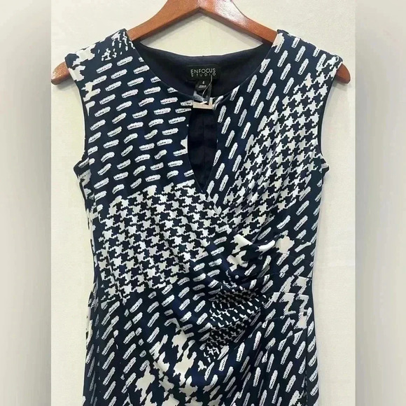 EnFocus Studio Blue and White Print Keyhole Dress Size 4 NWOT - Picture 3 of 10